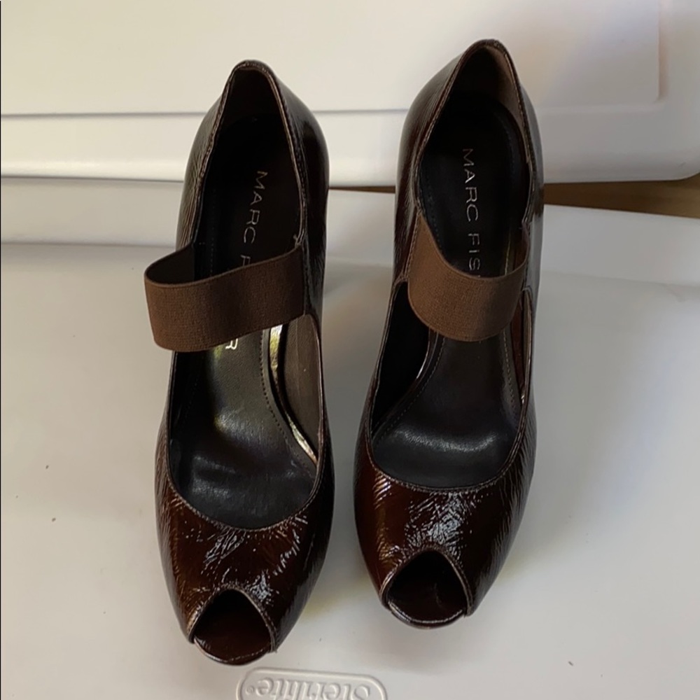 Marc Fisher Heels it comes with the original box.